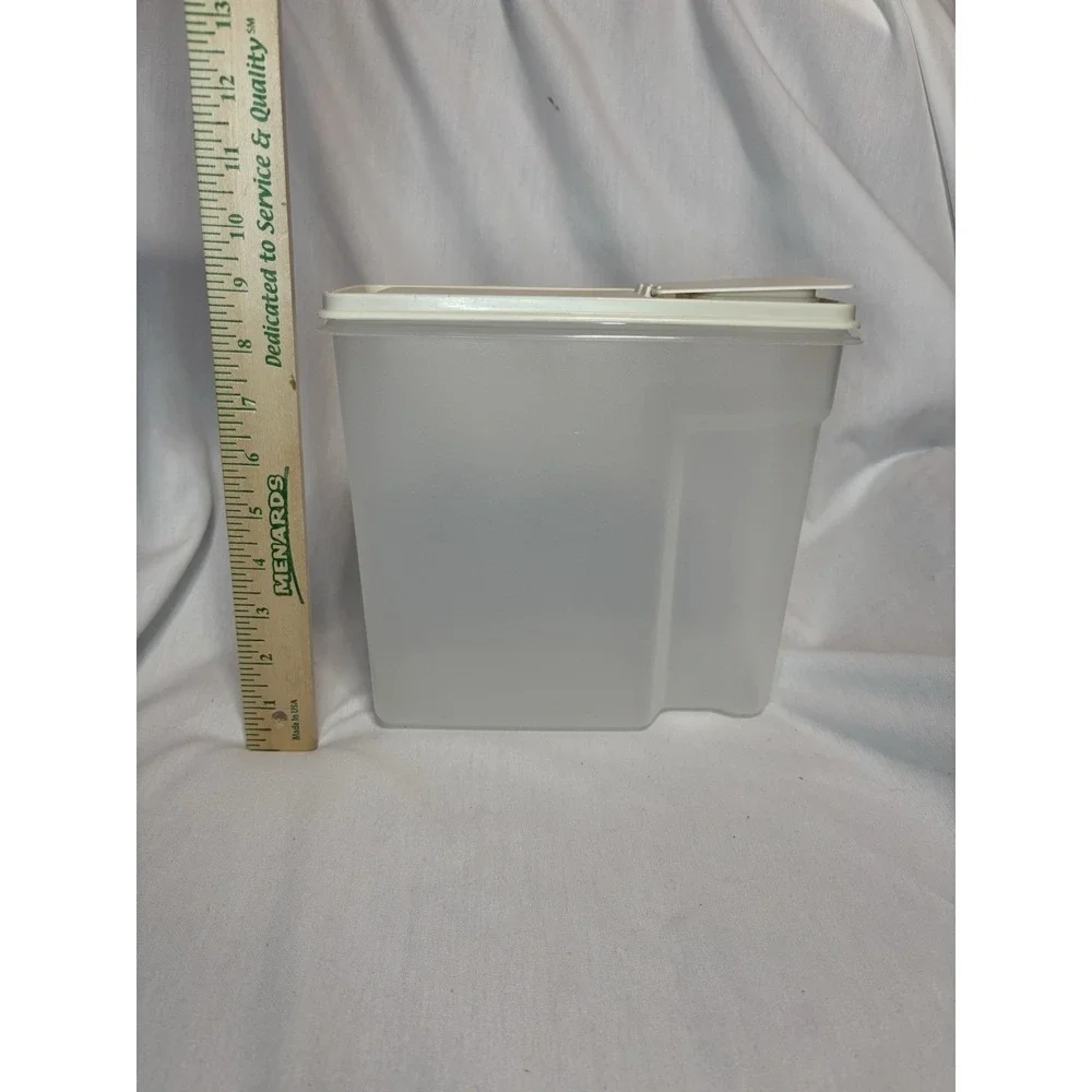 VTGRubbermaid Servin Saver 13 Cups Clear Plastic Cereal Container White Snap Lid